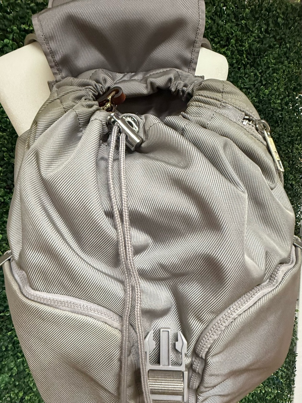 🤍 Lululemon Silver Gray Drawstring Backpack - Picture 2 of 8